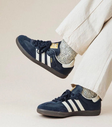 Navy leather casual sneaker with white stripes