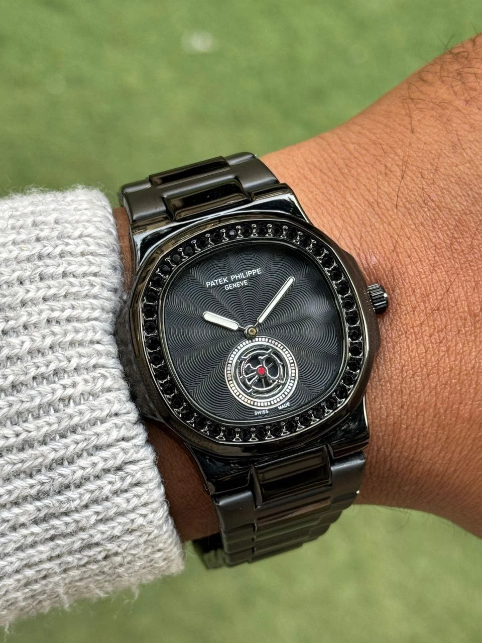 Black dial analog men wrist watch