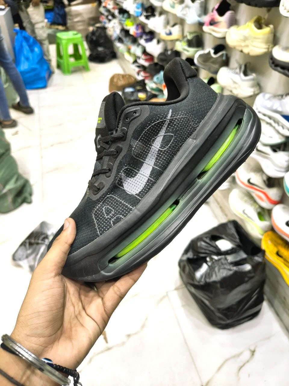 Black Vomero style running sneaker for men