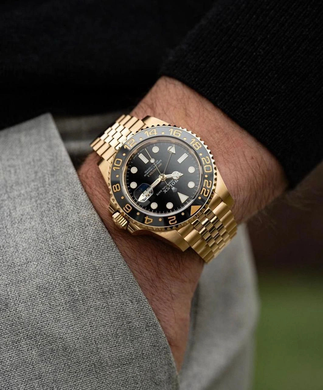 Men formal gold watch black dial
