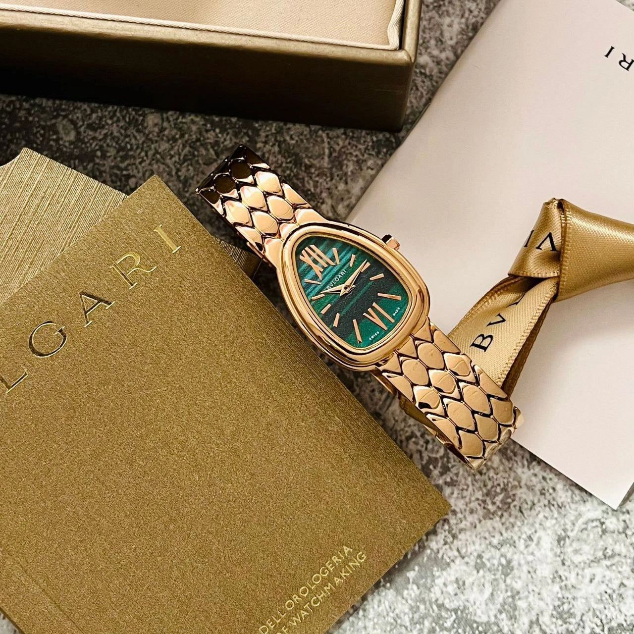 Women emerald dial bracelet watch
