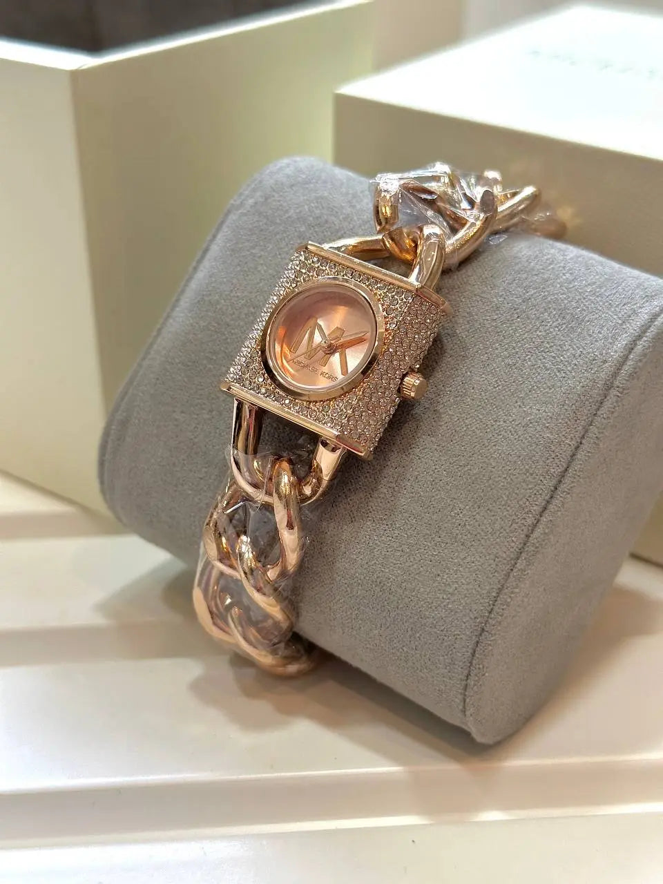 Michael Kors Rose Gold Luxury Women’s Watch – Stylish and Trendy for Her NextBuy