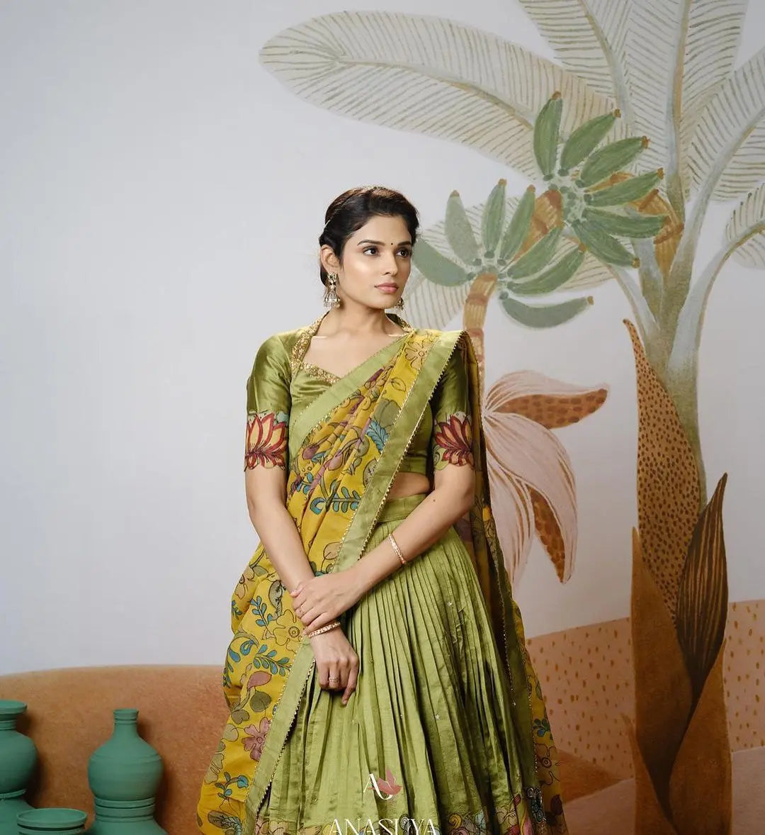 Elegant Lehenga Choli Set – Stylish ethnic outfit with beautiful Kalamkari design.