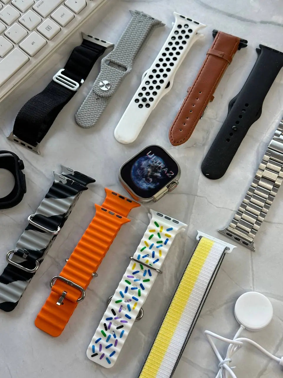 Ultra2 Fitness Smartwatch Bundle – Equipped with a full-screen HD display, health monitoring features, and 10 stylish straps to match any occasion.