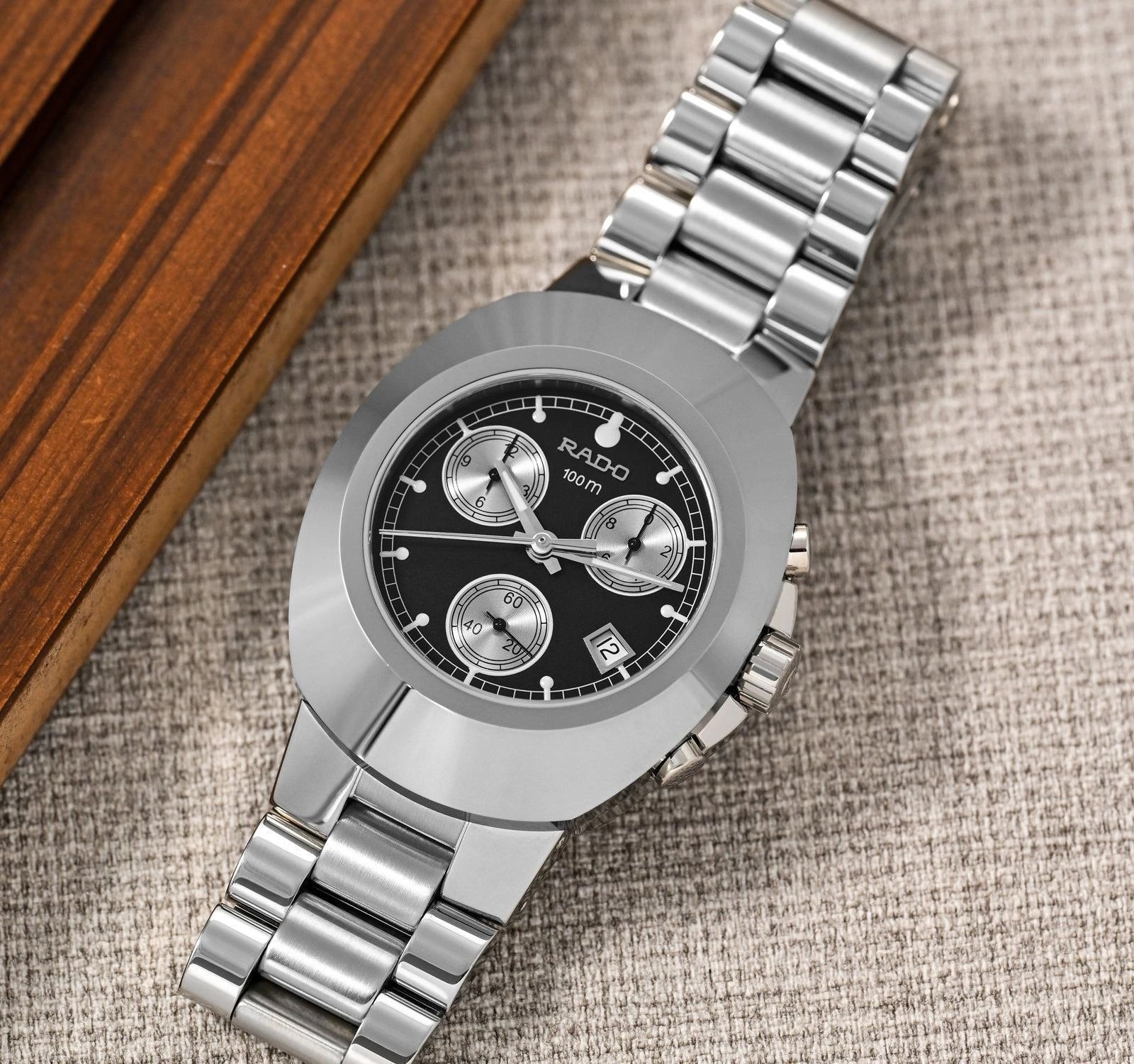 Silver metal chain watch with black analog dial