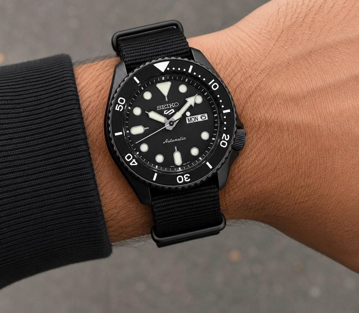 Premium nylon strap sports watch