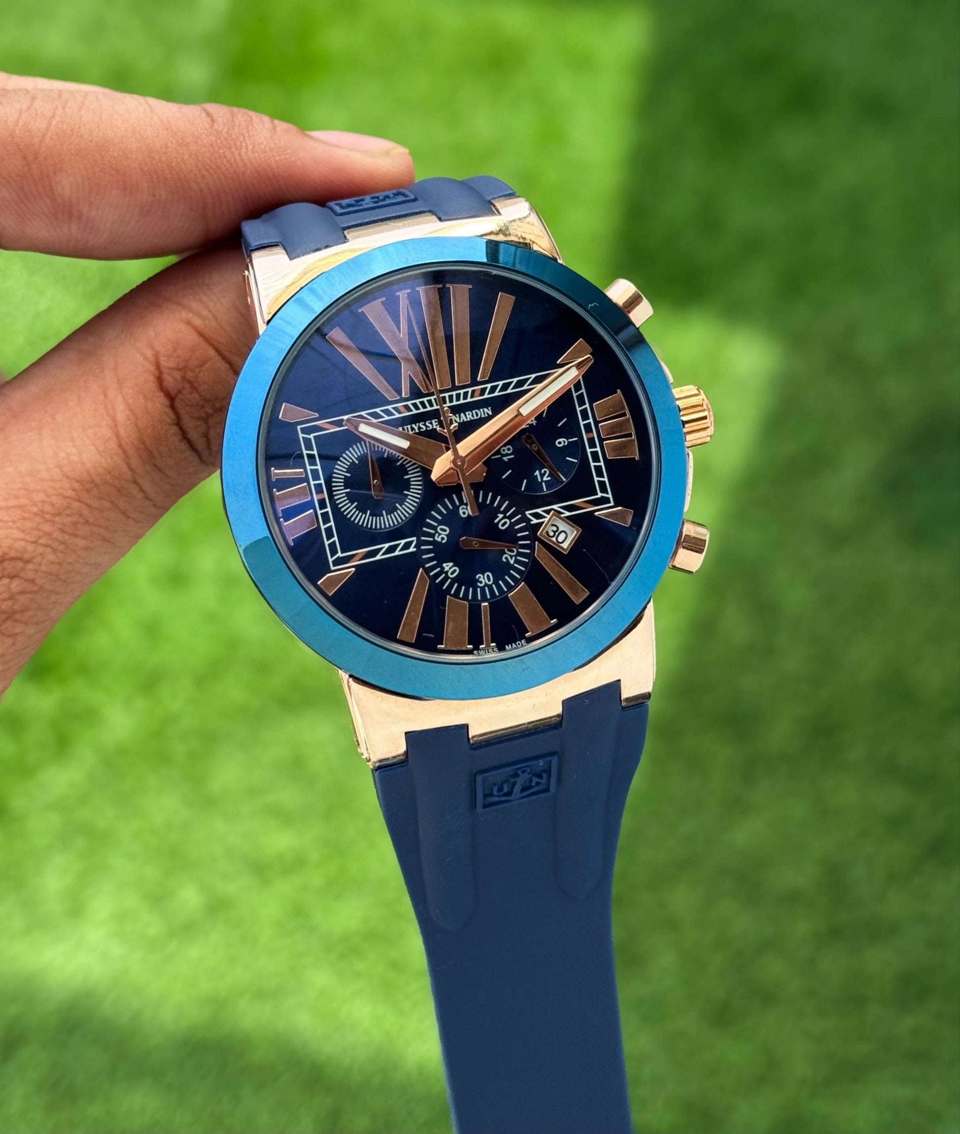 Rose gold men's quartz watch with blue silicone strap