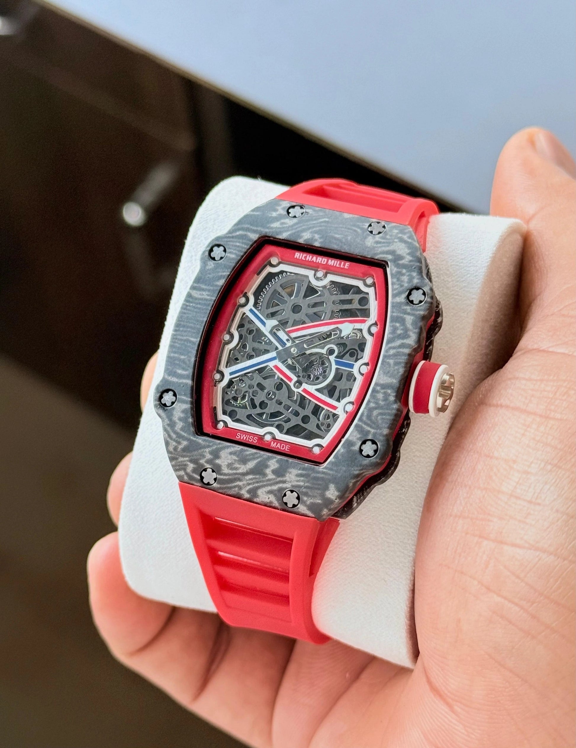 Premium quartz watch for men with carbon style bezel